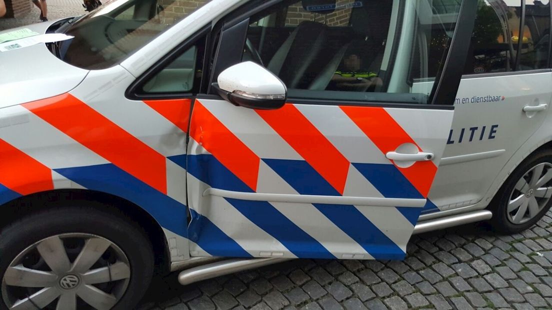 Een politieauto kwam aan het rollen bij een aanhouding in Hengelo