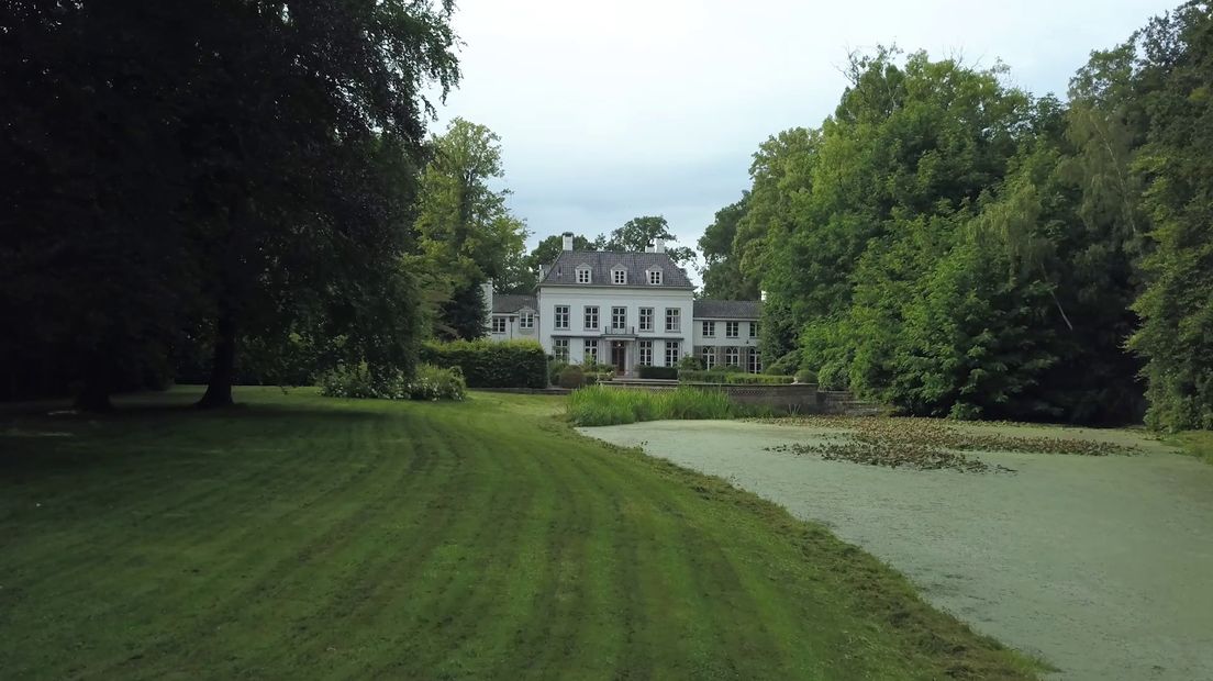 Dit huis staat voor 2.350.000 euro te koop.