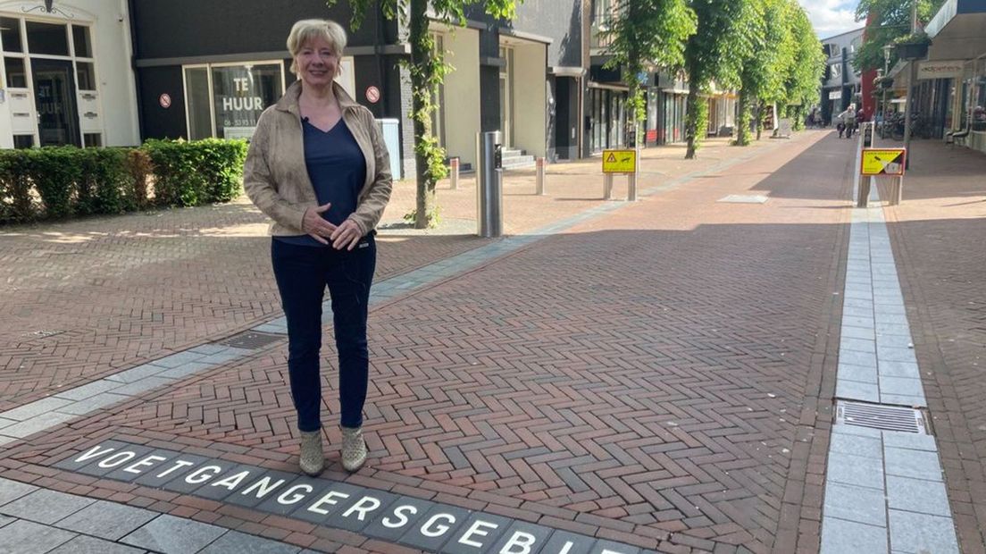 Herma van Dorth ziet dat er vaak bezorgers fietsen in het voetgangersgebied.
