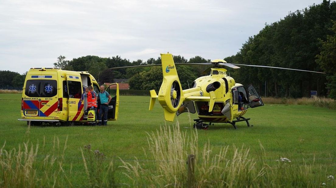 Een traumahelikopter landde in een weiland naast de Ganzepoelweg.