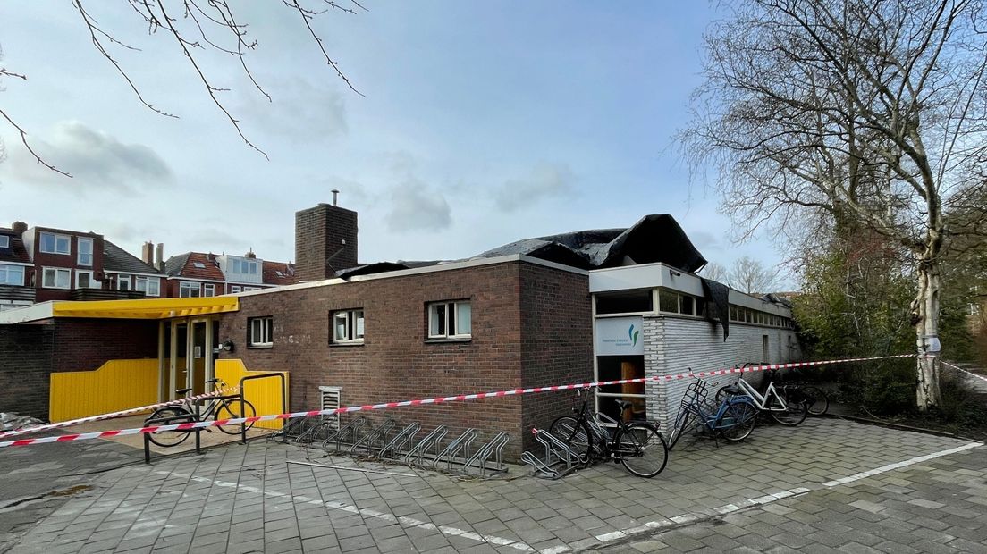 Het dak is als een laken dubbelgeslagen door de wind.