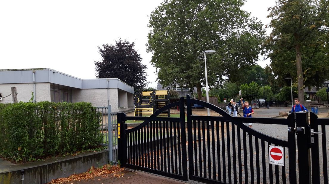 Een schoolplein of een doorgaande weg? In Lievelde wordt al jaren gediscussieerd over een deel van de Hollandse Schans. Het college van de gemeente Oost Gelre heeft de knoop doorgehakt: overdag, van 8.00 tot 16.00 uur is het gebied tussen de scholen Antonius en De Timp een schoolplein, daarbuiten gaan de hekken open en is het een doorgaande weg.