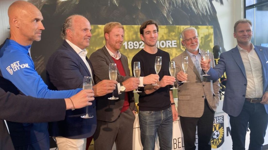 Proosten op de nieuwe eigenaar, links trainer Letsch