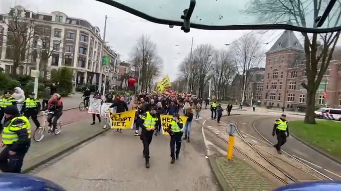 De optocht achter de trekker aan.