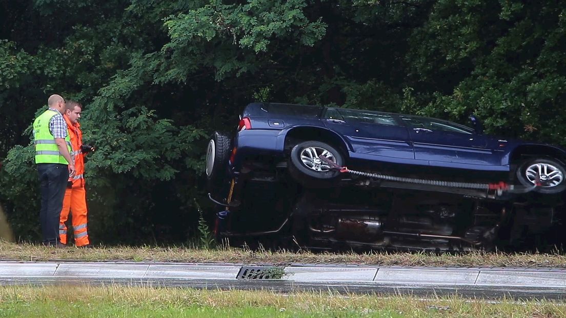 Auto over de kop op Westerval in Enschede