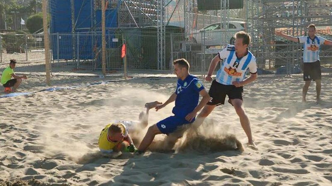 Pelicaan Beach Soccer Zwolle in actie