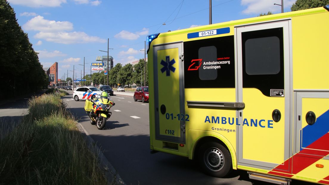 Hulpdiensten op de Europaweg in Groningen, waar een motor op een auto botste