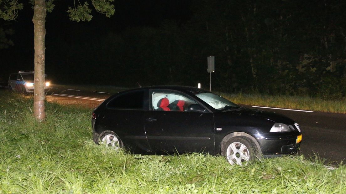 Auto knalt tegen boom aan in Kapelle (video)