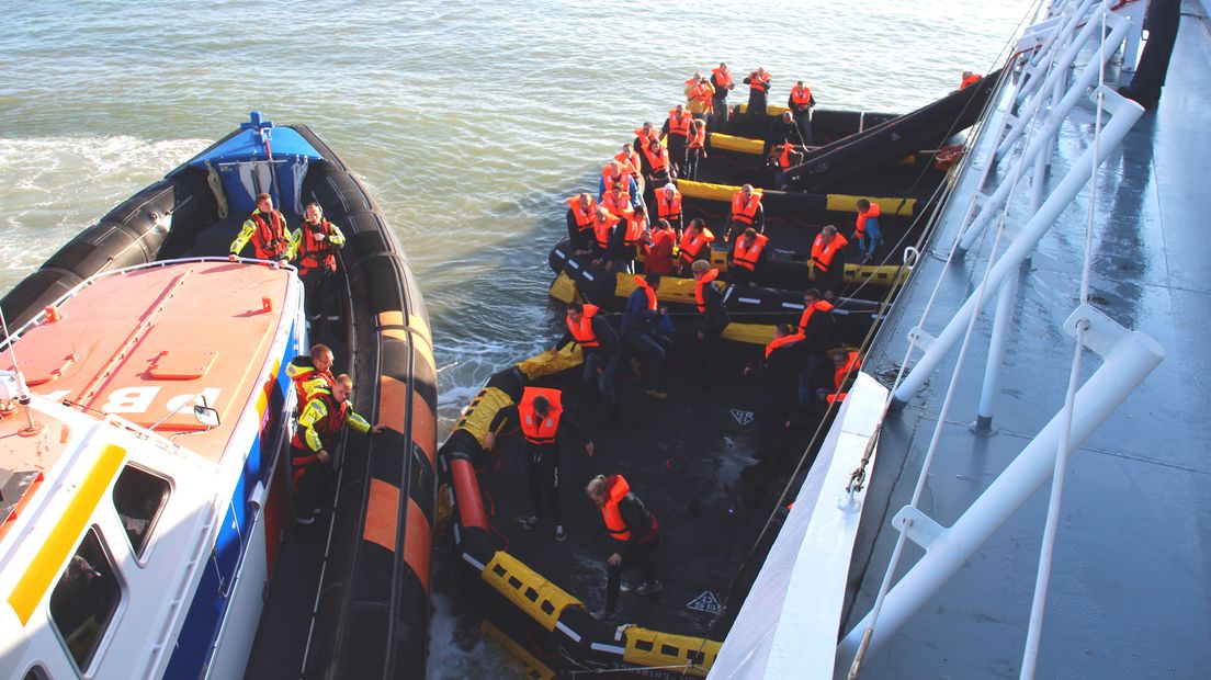 Lekkende veerboot ontruimd op de Westerschelde