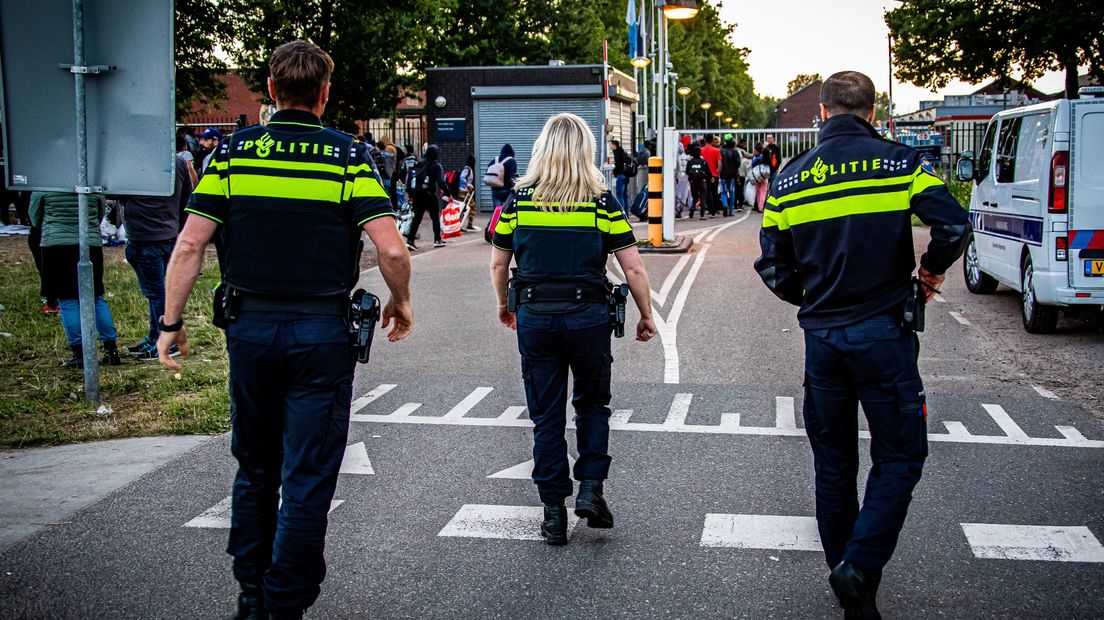 Agenten bij het aanmeldcentrum in Ter Apel