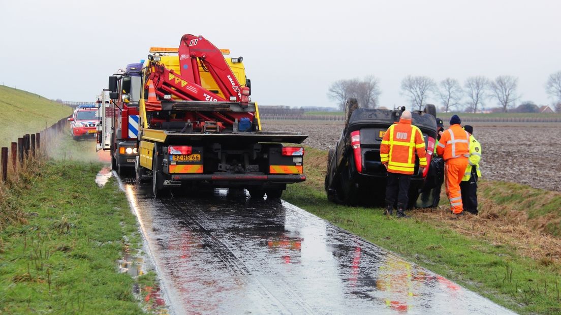 Bejaarde rijdt de sloot in bij Waarde
