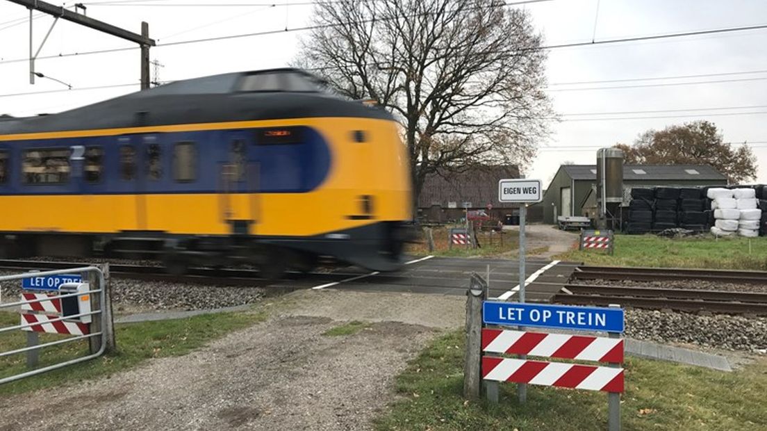 De onbewaakte spoorwegovergang in Wijster (Rechten: Serge Vinkenvleugel/RTV Drenthe)