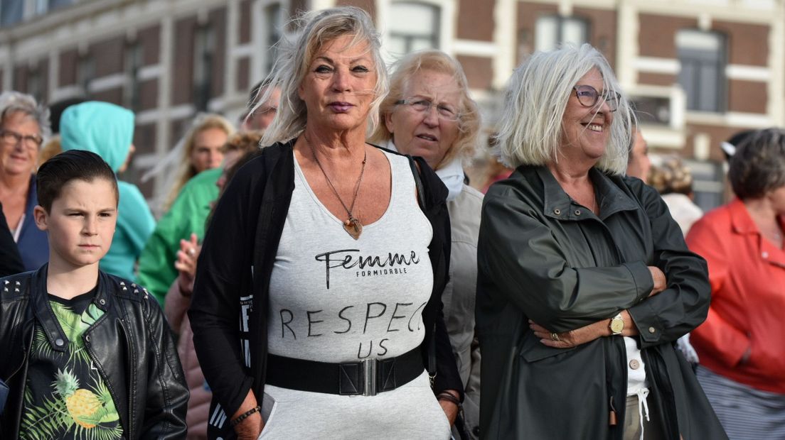 Protest tegen overlast en intimidatie van vrouwen op de boulevard van Scheveningen