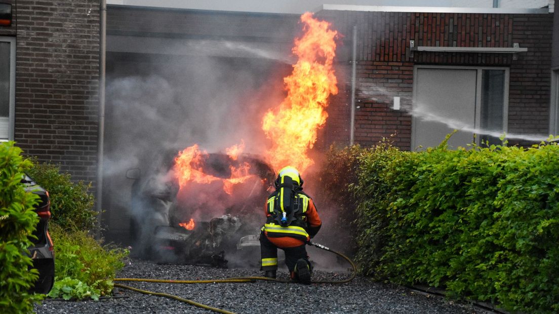 De elektrische auto vatte maandagochtend vlam naast een woning in Waddinxveen