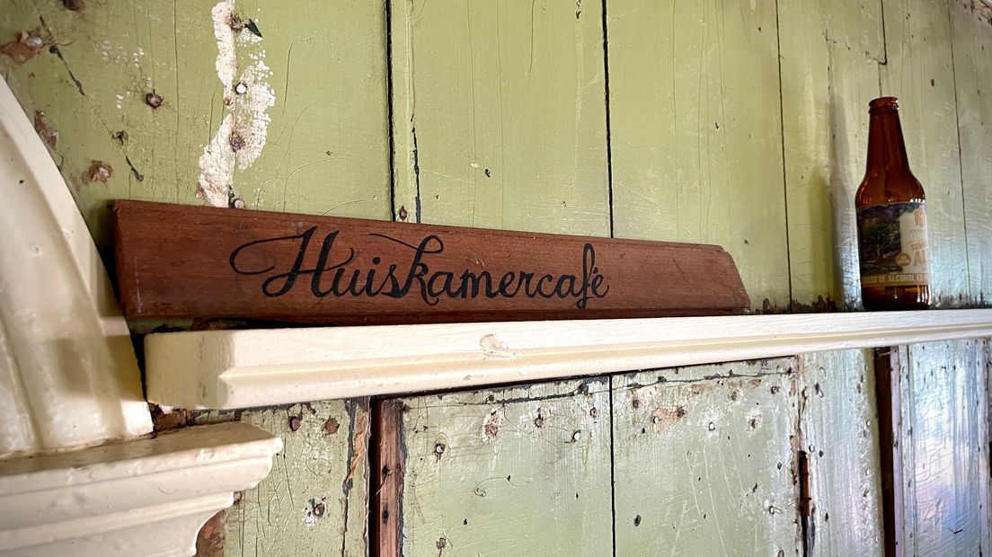 Een bordje van het huiskamercafé