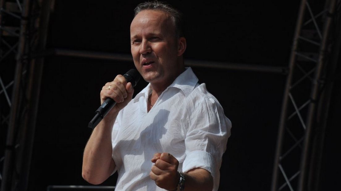 Zanger Burdy heeft genoeg stemmen om als raadslid aan de slag te gaan