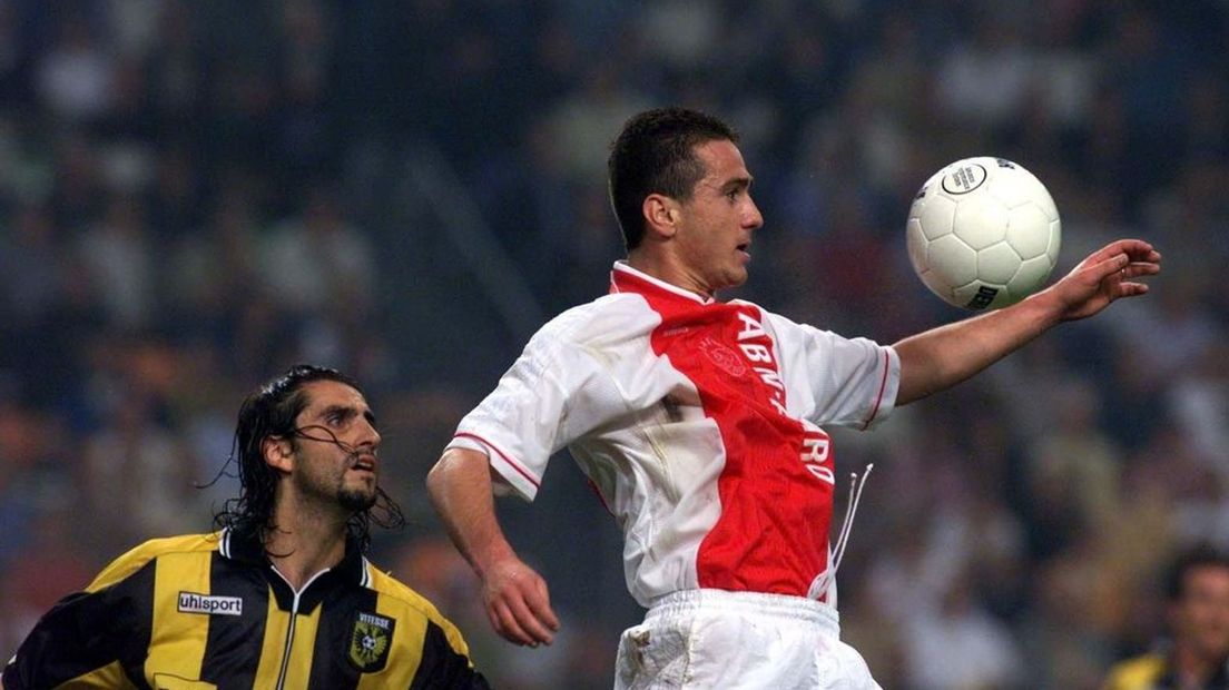 Marco De Marchi in duel met Ajacied en ex-teamgenoot Nikos Machlas, in het seizoen 1999/2000.