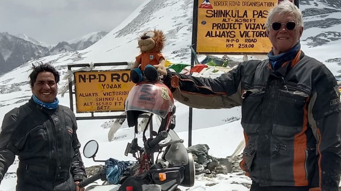 Siem (75) rijdt op de motor over kilometers hoge bergtoppen in Azië