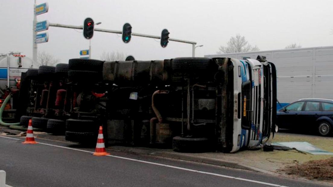 Tankauto met mest gekanteld