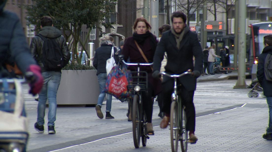 De Grote Marktstraat in Den Haag is druk , heel druk, fietsers en voetgangers zitten elkaar regelmatig in de weg.  Daardoor ervaren zowel fietsers, als voetgangers de verkeerssituatie als onveilig. Weinig mensen weten dat 15 km per uur de maximumsnelheid is en voor de meeste fietsers is deze snelheid ook lastig te bepalen.