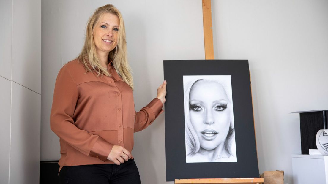 Yvette Bavelaar met haar portret van Lady Gaga
