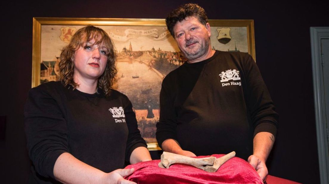 Archeologen Mignonne en Andjelko bij de leeuwenbotten