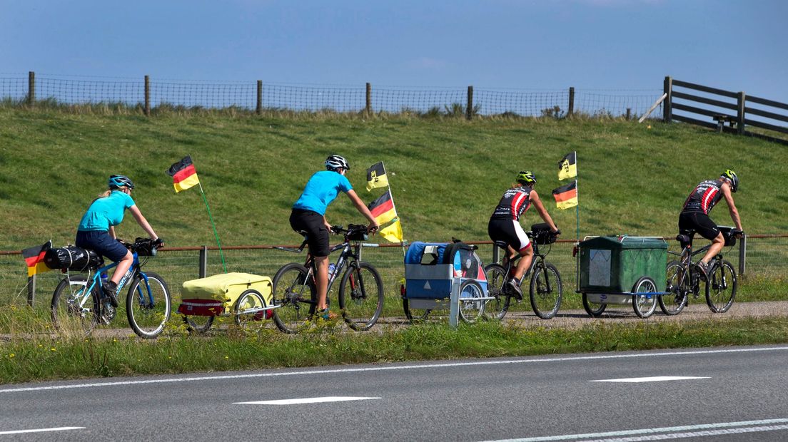 Duitse toeristen op de fiets bij Lauwersoog