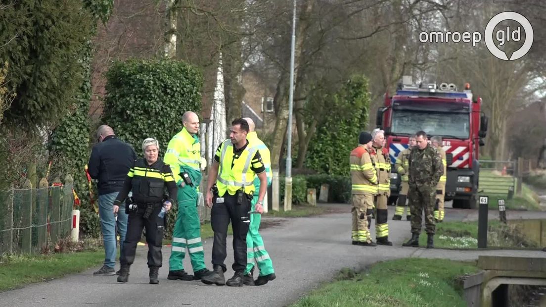 De 49-jarige man uit Nijkerkerveen, bij wie dinsdagmiddag een ontploffing is geweest, moet waarschijnlijk zijn hand missen. Dat zegt een buurtgenoot van het slachtoffer.