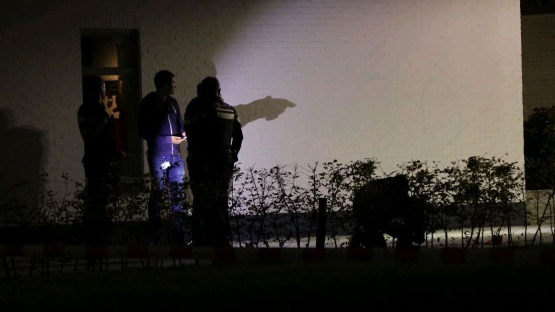 De politie doet onderzoek op de plek waar de waarschuwingsschoten zijn gelost