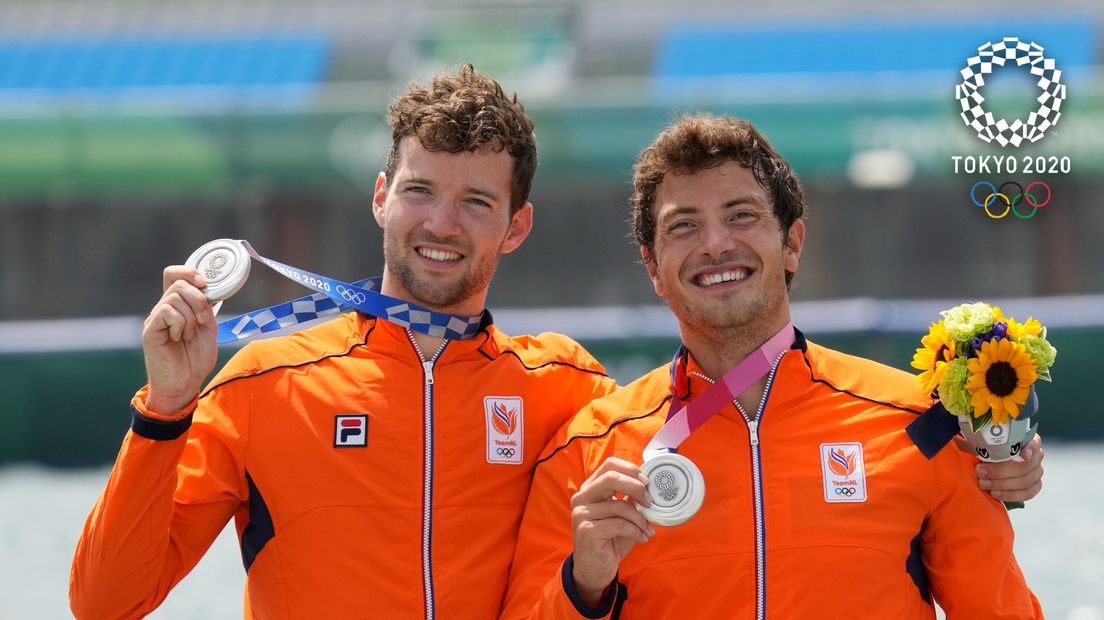 Melvin Twellaar (links) en Stef Broenink tonen hun zilveren medaille