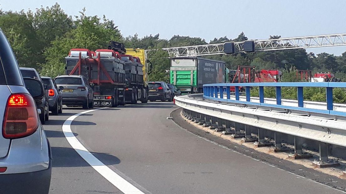 Het stond maandag aan het begin van de middag op alle wegen rond Arnhem muurvast. Dat kwam door een ongeluk op de A12, net na knooppunt Velperbroek. Daar waren twee auto's op elkaar gebotst. Het is niet bekend of er gewonden zijn gevallen.