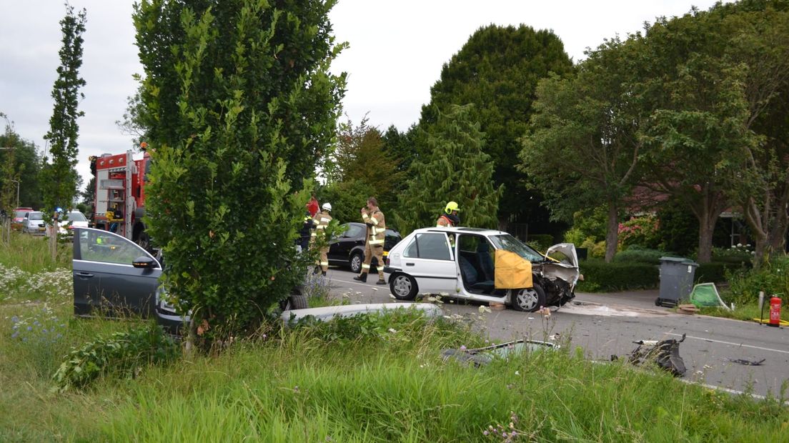De ravage was enorm. De inzittenden van deze witte auto bleven ongedeerd.