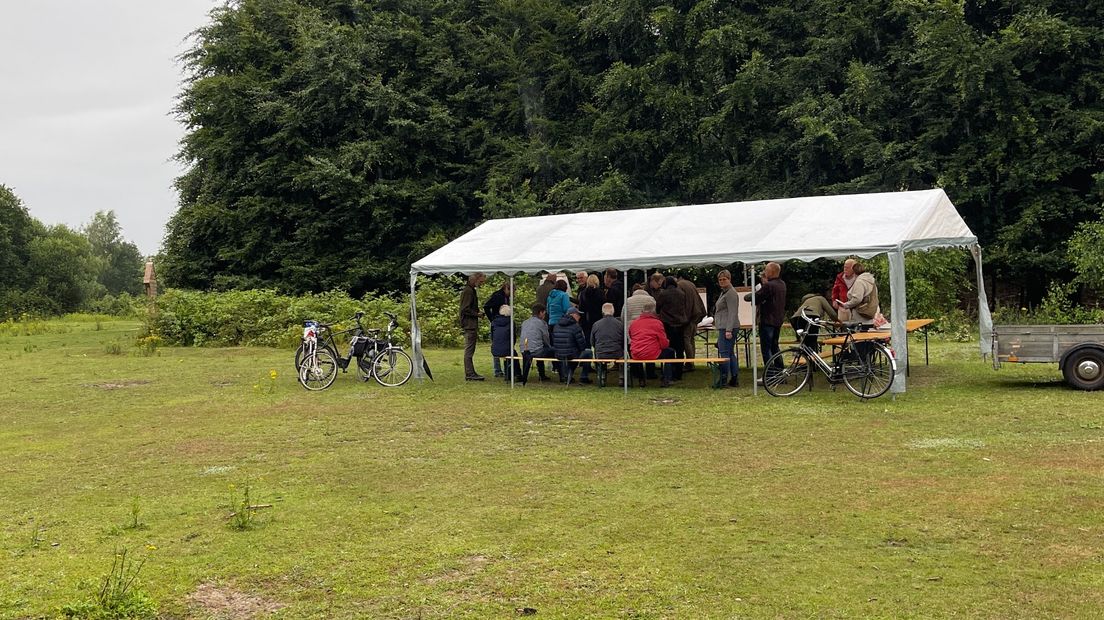 Omwonenden en bezoekers van het dorpsbos in Kolham worden bijgepraat over de kapplannen