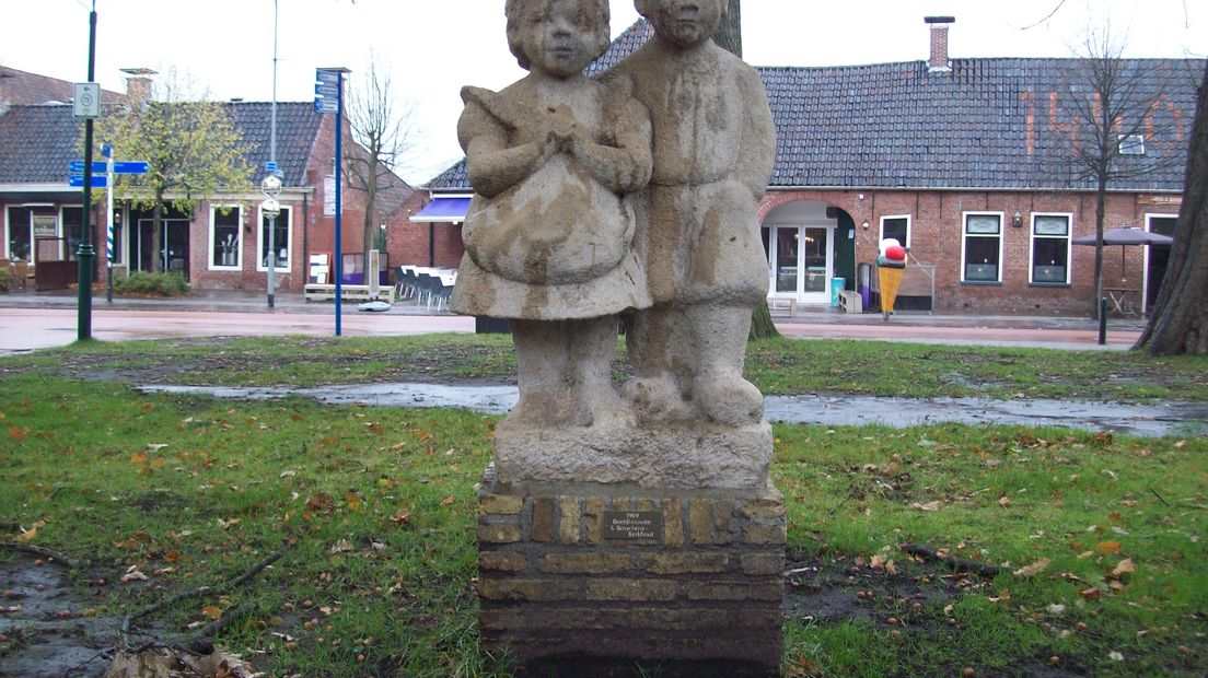 Het beeld van Ot en Sien in Roden (Archieffoto)