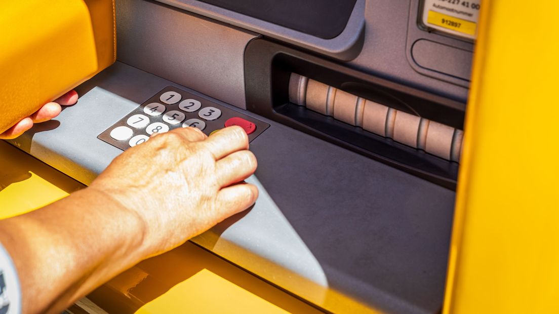 Iemand pint geld (ter illustratie)