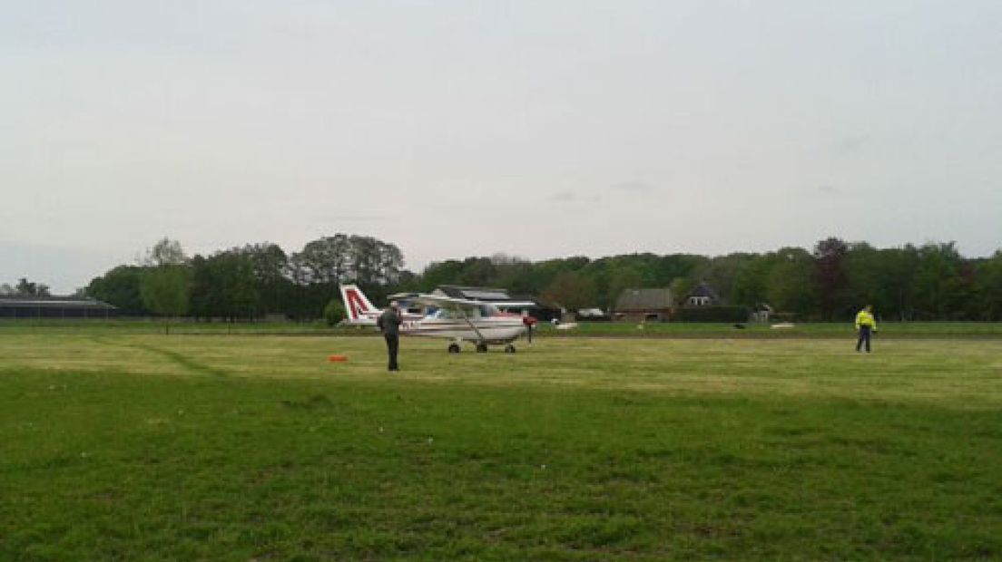 Een Cessna heeft zondagmiddag een noodlanding moeten maken in Hulshorst.