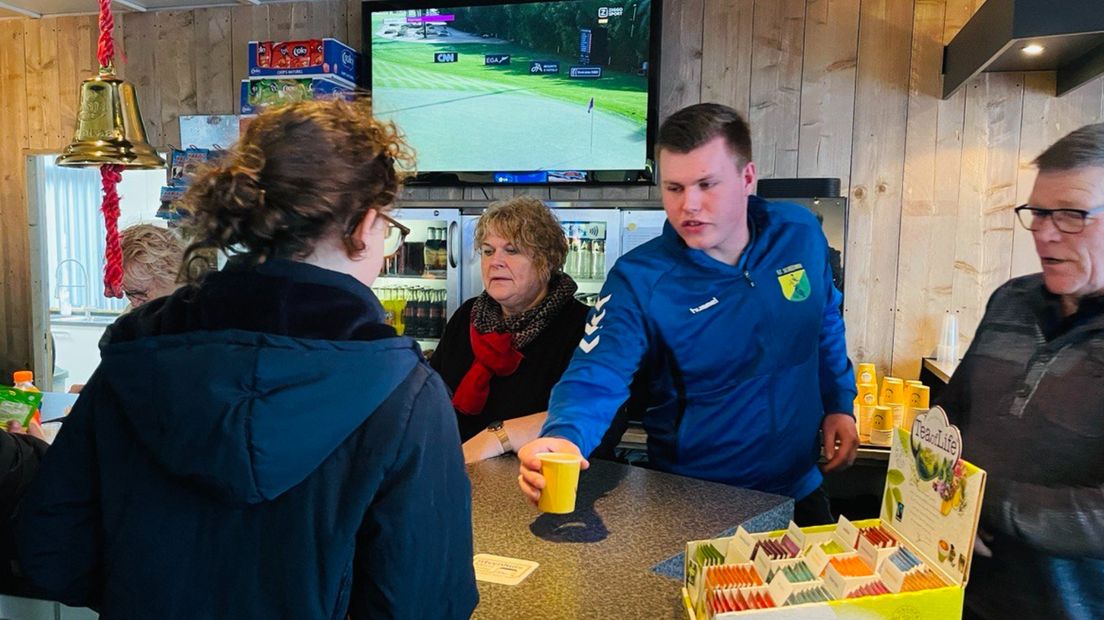 Het mag weer - ook voor de jonge 'kantinebaas' van SC Scheemda - RTV Noord