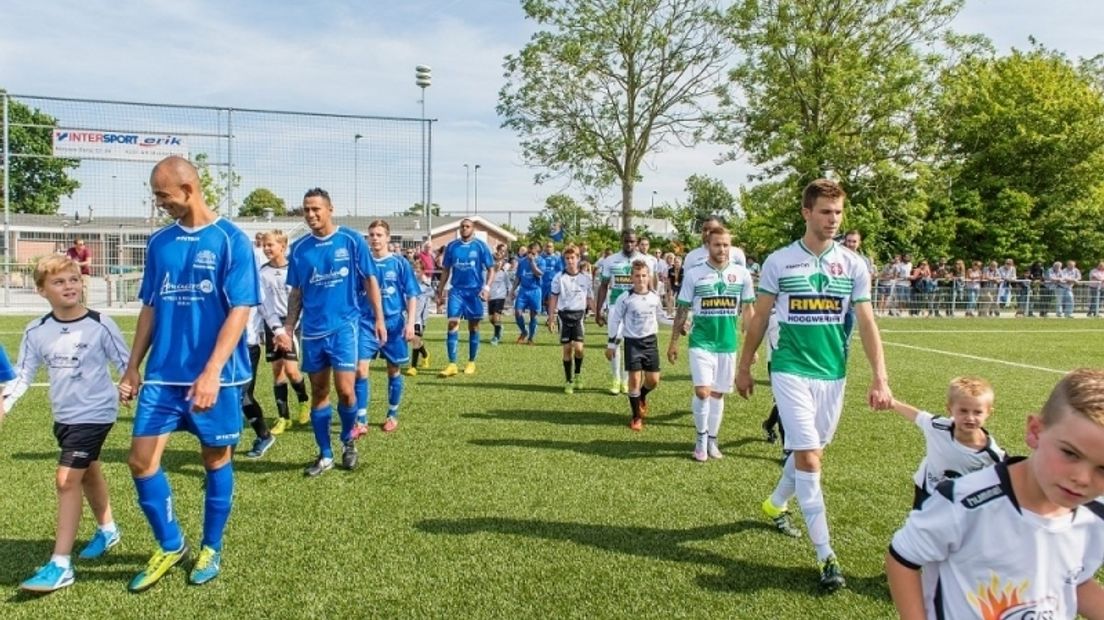 In 2015 speelde het Zeeuws Elftal (blauwe shirts) in Koudekerke een oefenduel tegen FC Dordrecht