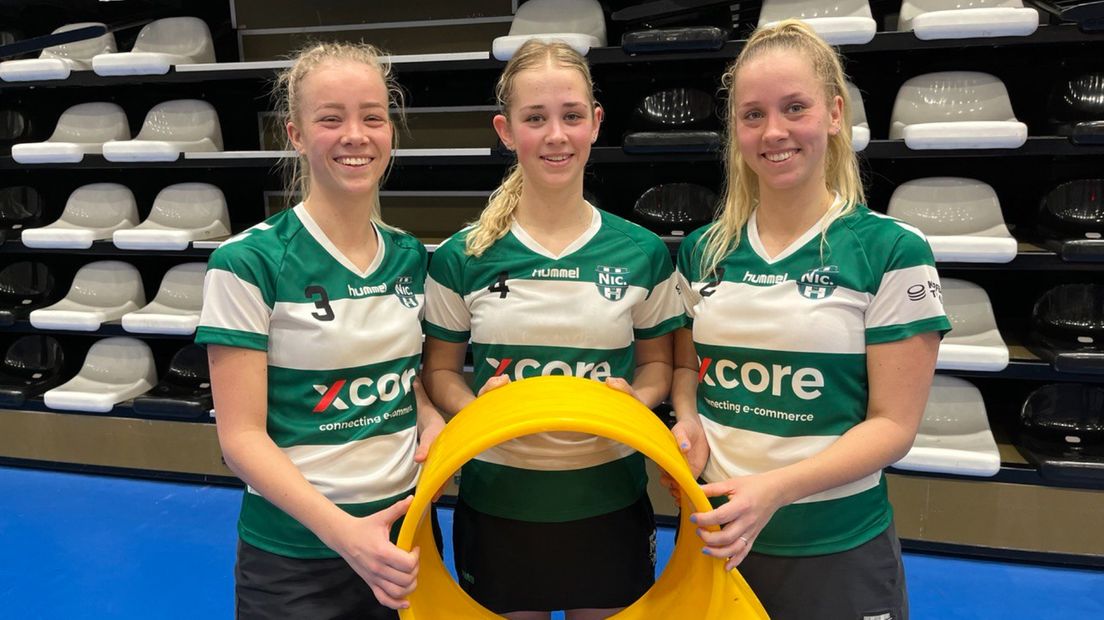 Demi, Britt en Kylie (vlnr) in het groen-wit van korfbalclub Nic.