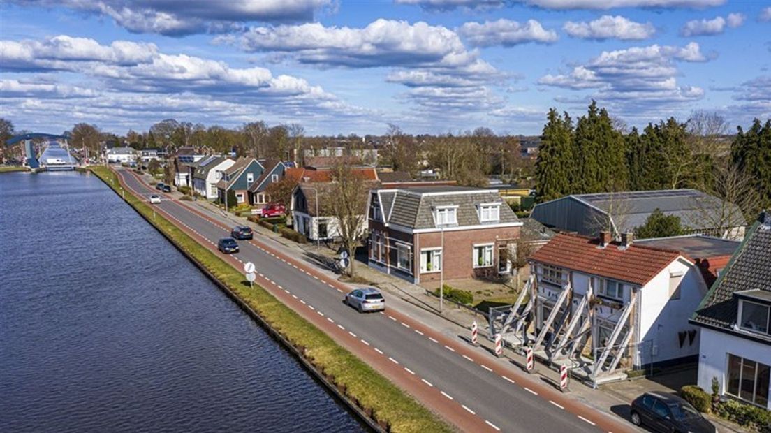 Huizen langs kanaal Almelo-De Haandrik.