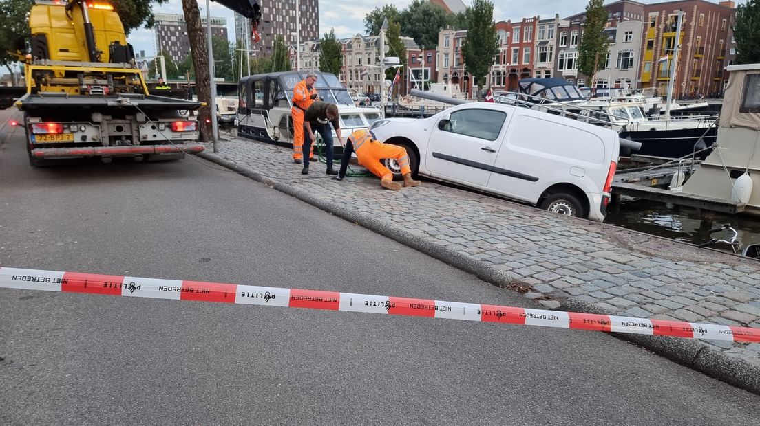 Een berger bezig met de auto in de Oosterhaven in Stad