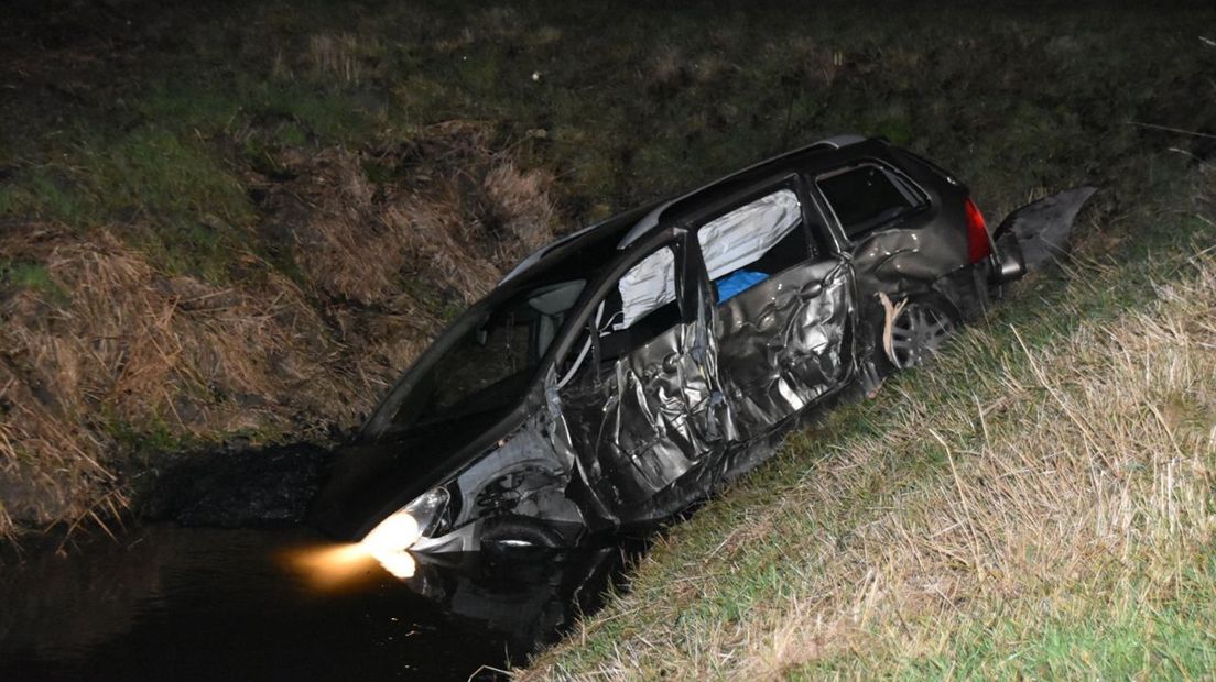 De auto ligt in de sloot.