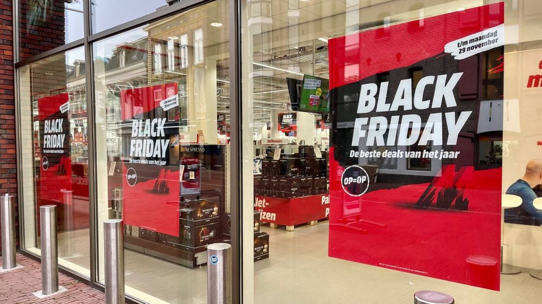 Black Friday-posters bij een winkel in de stad Groningen