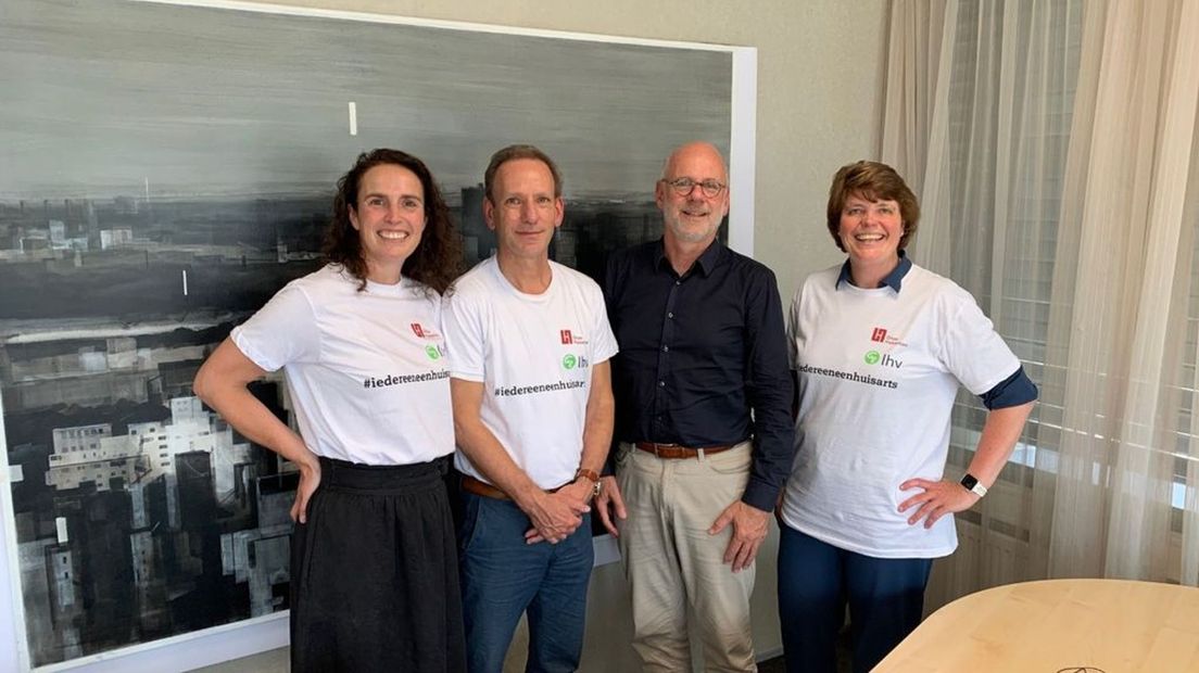 Huisarts Jacqueline Berends, rechts op de foto, protesteert vandaag voor haar eigen praktijk in Dieren.