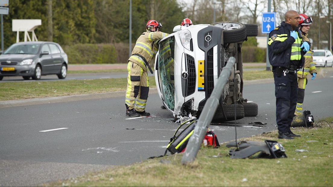 Auto In Deventer Gelanceerd Door Botsing Met Paal Het Verkeer Wordt 