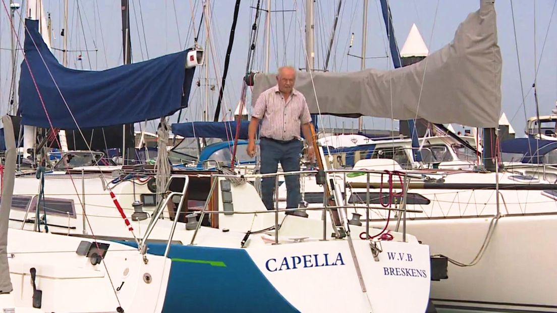 Frans Maas op zijn zeiljacht de Capella in de haven van Breskens - archieffoto