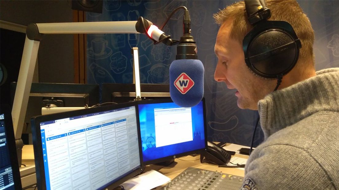 Patrick van Houten druk aan het werk in de studio van Radio West.