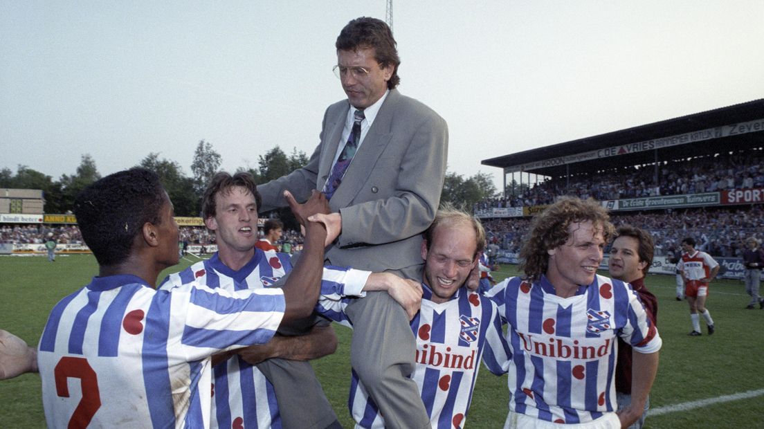 sc Heerenveen-trainer Fritz Korbach op de schouders nadat de club van FC Emmen heeft gewonnen (Rechten: ANP / Marcel Antonisse)