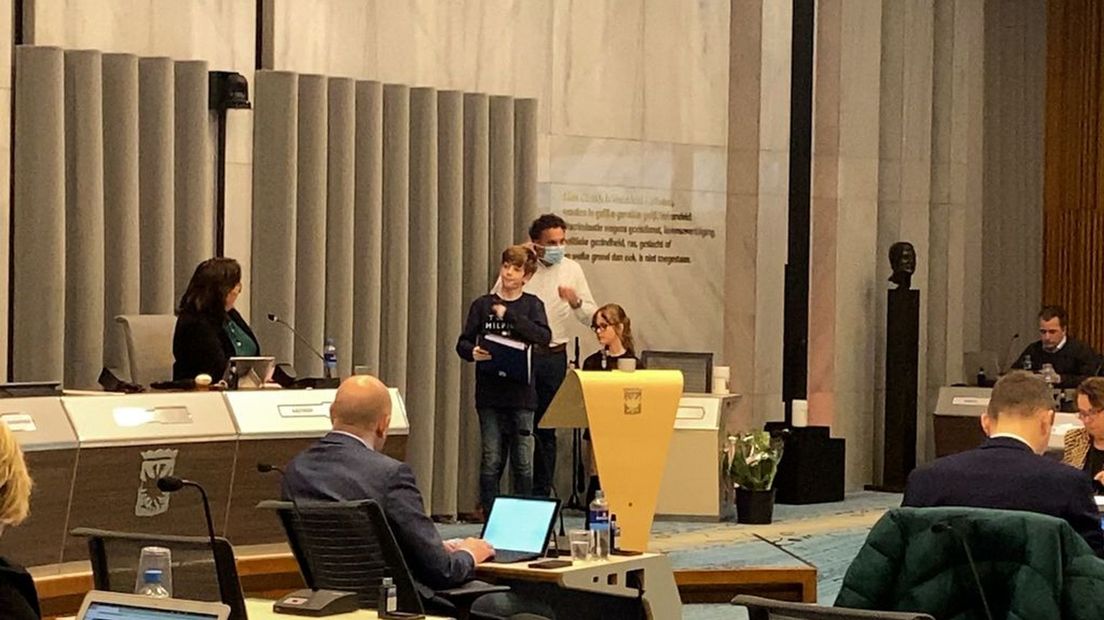 Kinderen van de Daltonschool Confetti overhandigen het manifest aan de Arnhemse gemeenteraad.