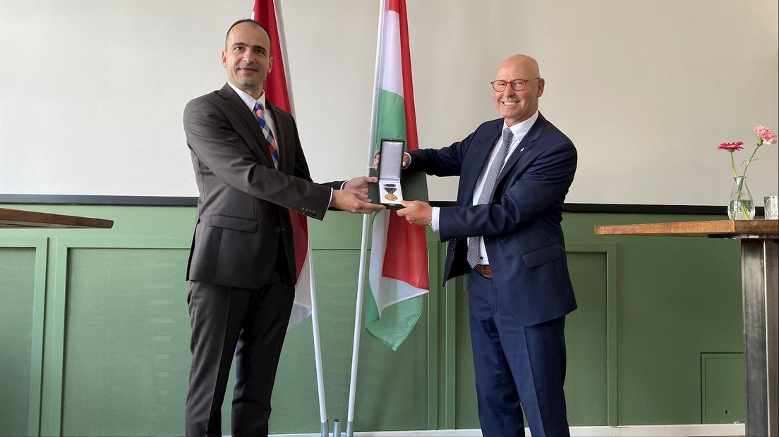 Kamper burgemeester Koelewijn ontvangt hoge Hongaarse onderscheiding